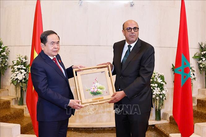 Chủ tịch Quốc hội Trần Thanh Mẫn tặng quà lưu niệm cho Chủ tịch Thượng viện Maroc Mohamed Ould Errachid. Ảnh: Doãn Tấn - TTXVN