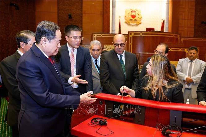 Chủ tịch Quốc hội Trần Thanh Mẫn và Chủ tịch Thượng viện Maroc Mohamed Ould Errachid tham quan phòng họp Thượng viện. Ảnh: Doãn Tấn - TTXVN