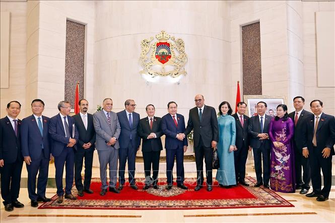 Chủ tịch Quốc hội Trần Thanh Mẫn và Chủ tịch Thượng viện Maroc Mohamed Ould Errachid cùng các đại biểu. Ảnh: Doãn Tấn - TTXVN