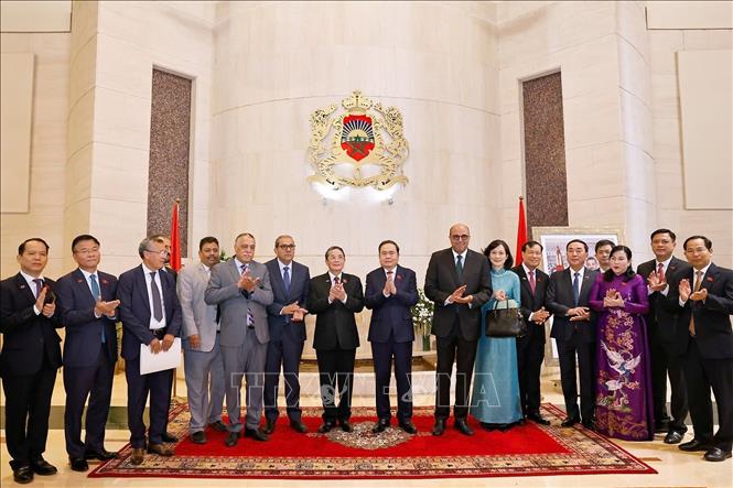 Chủ tịch Quốc hội Trần Thanh Mẫn và Chủ tịch Thượng viện Maroc Mohamed Ould Errachid cùng các đại biểu. Ảnh: Doãn Tấn - TTXVN