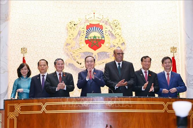 Chủ tịch Quốc hội Trần Thanh Mẫn và Chủ tịch Thượng viện Maroc Mohamed Ould Errachid tham quan phòng họp Thượng viện. Ảnh: Doãn Tấn - TTXVN