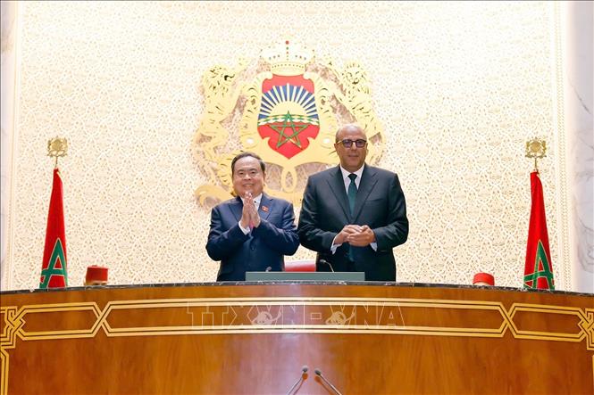 Chủ tịch Quốc hội Trần Thanh Mẫn và Chủ tịch Thượng viện Maroc Mohamed Ould Errachid tham quan phòng họp Thượng viện. Ảnh: Doãn Tấn - TTXVN