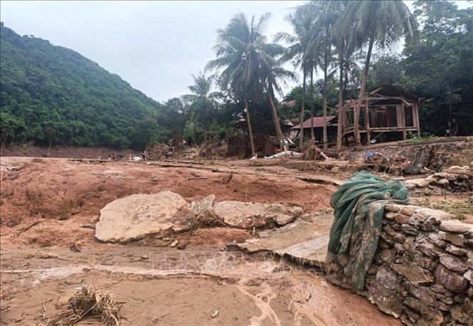 Khung cảnh tan hoang, xác xơ của bản Cha Nga (xã Mỹ Lý, tỉnh Nghệ An) khi lũ dữ quét qua. Ảnh: TTXVN phát 