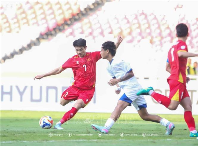 Đình Bắc nỗ lực sút bóng trước khung thành U23 Philippines. Ảnh: VFF/TTXVN phát