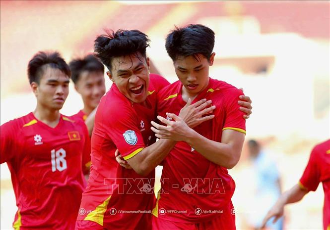 Đình Bắc cùng đồng đội ăn mừng bàn thắng. Ảnh: VFF/TTXVN phát