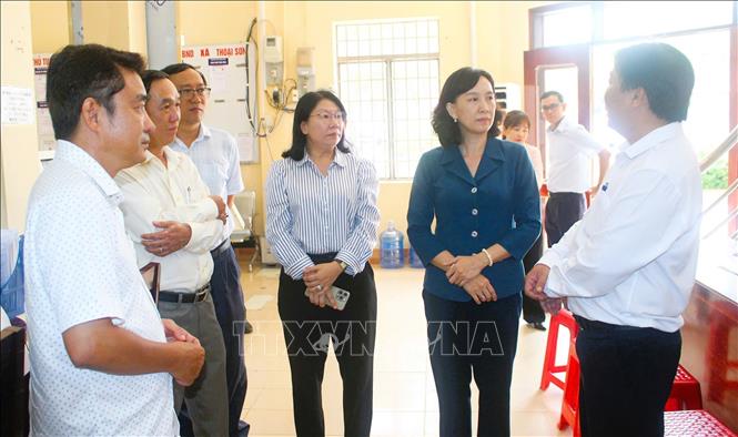 Phó Chủ tịch UBND tỉnh An Giang Nguyễn Thị Minh Thuý (thứ 2, từ phải qua) và đoàn công tác khảo sát thực tế tại Trung tâm phục vụ hành chính công xã Thoại Sơn. Ảnh: Công Mạo-TTXVN