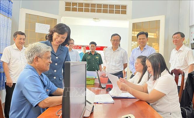 Phó Chủ tịch UBND tỉnh An Giang Nguyễn Thị Minh Thuý và đoàn công tác khảo sát thực tế tại Trung tâm phục vụ hành chính công xã Óc Eo. Ảnh: Công Mạo-TTXVN