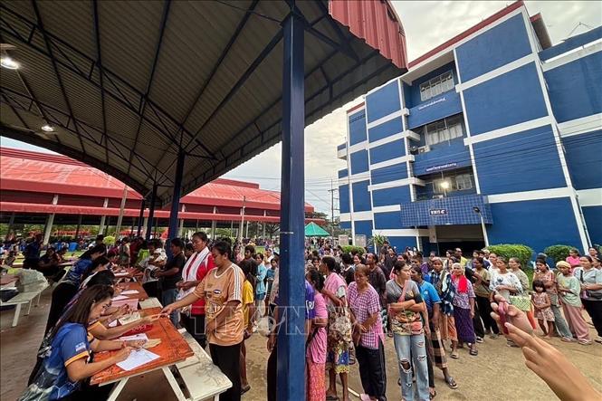 Người dân sơ tán tránh xung đột biên giới Thái Lan - Campuchia tập trung tại nơi tị nạn ở tỉnh Ubon Ratchathani, Thái Lan ngày 25/7/2025. Ảnh: THX/TTXVN
