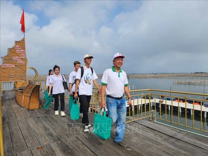 Tourists visit Chuon lagoon - one of five tourist destinations in Hue piloting plastic reduction models. VNA Photo: Mai Trang