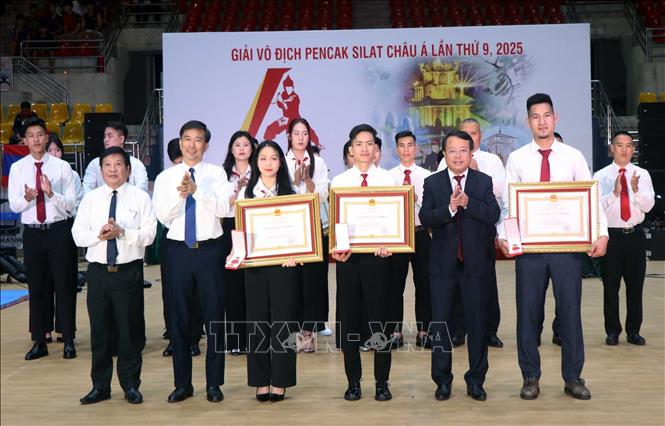 Lãnh đạo tỉnh Hà Tĩnh trao Huân chương Lao động hạng Nhì cho các vận động viên. Ảnh: Công Tường-TTXVN