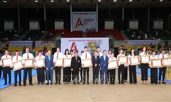 Lãnh đạo tỉnh Hà Tĩnh trao Huân chương Lao động hạng Nhất cho các vận động viên, huấn luận viên. Ảnh: Công Tường-TTXVN