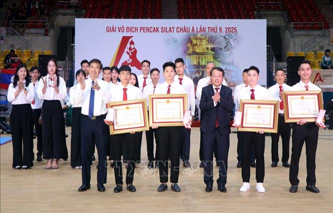 Lãnh đạo tỉnh Hà Tĩnh trao Huân chương Lao động hạng Ba cho các vận động viên. Ảnh: Công Tường-TTXVN