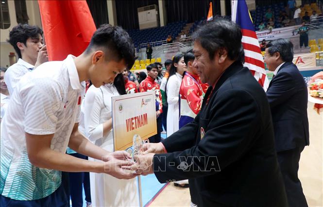 Ông TEDDY SURATMADJI, Tổng thư ký Liên đoàn Pencak Silat thế giới tặng hoa và cờ lưu niệm cho đoàn Việt Nam. Ảnh: Công Tường-TTXVN