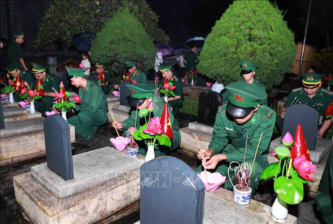 Đoàn viên thanh niên bộ đội biên phòng thắp hương tri ân các anh hùng liệt sĩ. Ảnh: Quý Trung – TTXVN