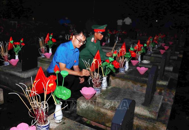 Đoàn viên thanh niên cùng các cựu chiến binh dâng hương tri ân các anh hùng liệt sĩ. Ảnh: Quý Trung – TTXVN