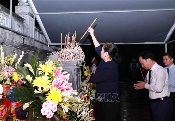 Bí thư Tỉnh ủy Lai Châu Giàng Páo Mỷ cùng các đại biểu dâng hương tại Nghĩa trang liệt sĩ tỉnh Lai Châu. Ảnh: Quý Trung – TTXVN