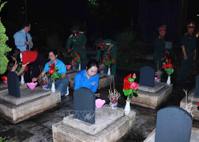 Đoàn viên thanh niên thắp nến và dâng hương tri ân các anh hùng liệt sĩ. Ảnh: Quý Trung – TTXVN