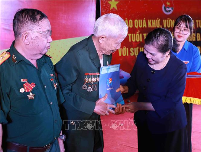 Bí thư Tỉnh ủy Lai Châu Giàng Páo Mỷ trao quà cho các cựu chiến binh tham gia kháng chiến chống Mỹ. Ảnh: Quý Trung – TTXVN