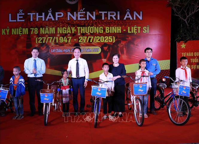 Các đồng chí lãnh đạo trao tặng 10 xe đạp cho 10 thiếu nhi có hoàn cảnh đặc biệt khó khăn của tỉnh Lai Châu. Ảnh: Quý Trung – TTXVN