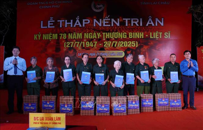 Phó Bí thư Tỉnh ủy Lai Châu Vũ Mạnh Hà cùng Bí thư Đoàn thanh niên cộng sản Hồ Chí Minh Chính phủ trao tặng quà cho các cự chiến binh, thanh niên tham gia kháng chiến chống Mỹ. Ảnh: Quý Trung – TTXVN