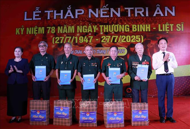 Bí thư Tỉnh ủy Lai Châu Giàng Páo Mỷ cùng Phó Bí thư Đảng ủy Chính phủ Lại Xuân Lâm trao quà cho các cựu chiến binh tham gia kháng chiến chống Mỹ. Ảnh: Quý Trung – TTXVN