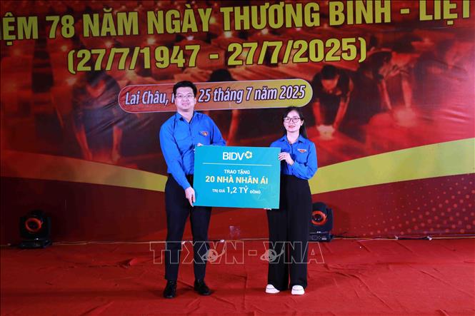Ngân hàng BIDV trao tặng 20 nhà nhân ái trị giá 1,2 tỷ đồng. Ảnh: Quý Trung – TTXVN