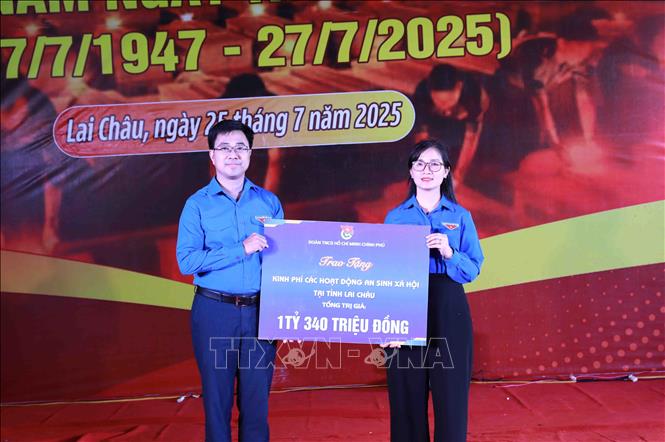 Đoàn Thanh niên cộng sản Hồ Chí Minh Chính phủ trao tặng kinh phí các hoạt động an sinh xã hội cho tỉnh Lai Châu với tổng số tiền trị giá 1 tỷ 340 triệu đồng. Ảnh: Quý Trung – TTXVN