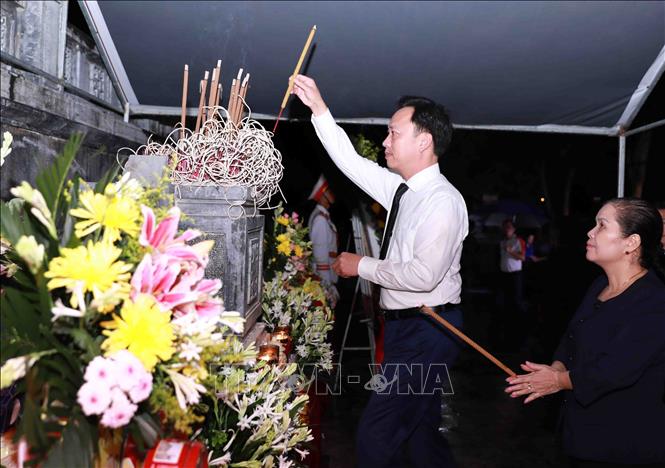 Phó Bí thư Đảng ủy Chính phủ Lại Xuân Lâm dâng hương tại Nghĩa trang liệt sĩ tỉnh Lai Châu. Ảnh: Quý Trung – TTXVN