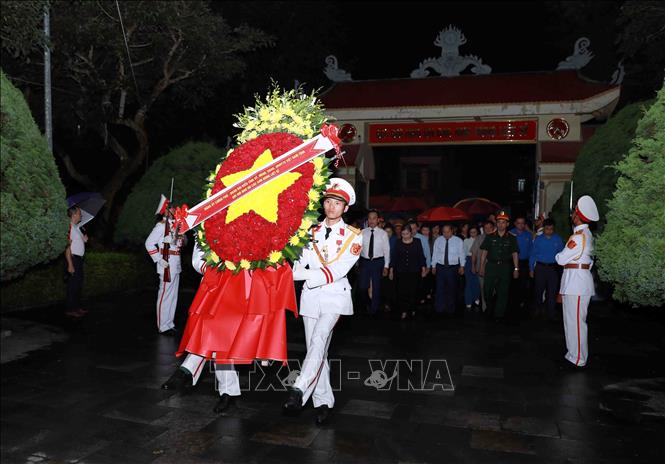  Đoàn Thanh niên cộng sản Hồ Chí Minh Chính phủ cùng lãnh đạo tỉnh Lai Châu dâng hoa tại Nghĩa trang liệt sĩ tỉnh Lai Châu. Ảnh: Quý Trung – TTXVN