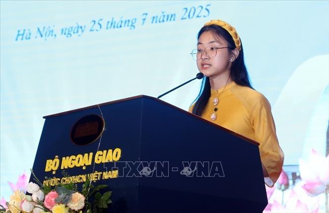 Em Đặng Minh Tâm, kiều bào Ba Lan, chia sẻ cảm xúc tại Lễ bế mạc Trại hè Việt Nam 2025. Ảnh: Diệp Trương - TTXVN