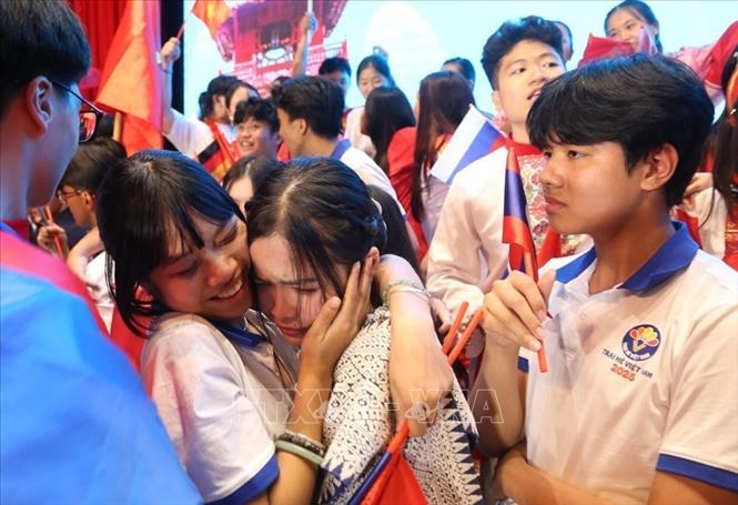 Các thanh niên kiều bào bịn rịn chia tay nhau tại Lễ bế mạc chương trình Trại hè Việt Nam 2025. Ảnh: Diệp Trương - TTXVN 