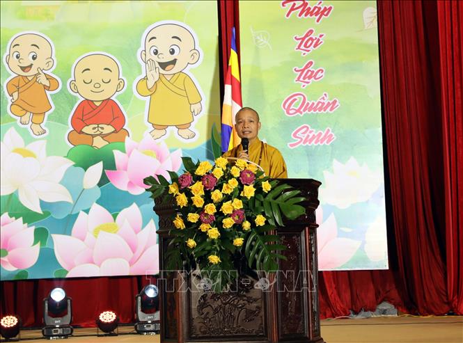 Thượng tọa Thích Minh Quang, Phó Chủ trì chùa Bái Đính - Tam Chúc thực hiện nghi lễ cầu nguyện. Ảnh: Đại Nghĩa - TTXVN