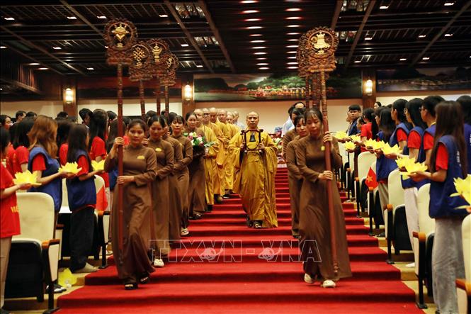 Giáo Hội phật giáo Việt Nam tỉnh Ninh Bình phối hợp với chùa Bái Đính tổ chức chương trình Lễ hoa đăng tri ân, tưởng nhớ các anh hùng liệt sĩ. Ảnh: Đại Nghĩa - TTXVN