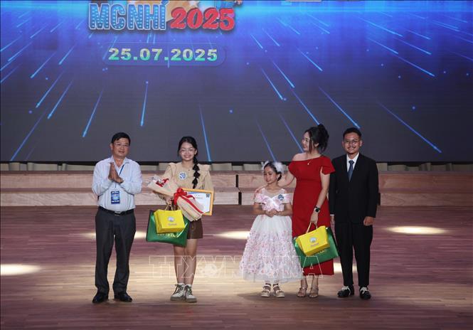 Trao giải Nhì cho thí sinh Phạm Thảo Anh, Trường THCS Thái Nguyên, phường Nha Trang, tỉnh Khánh Hòa. Ảnh: Phan Sáu - TTXVN