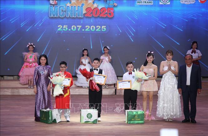 Ban tổ chức trao các giải phụ “Thí sinh được yêu thích nhất”, “Thí sinh ấn tượng”, “Thí sinh tiềm năng” cho các thí sinh xuất sắc.Ảnh: Phan Sáu - TTXVN