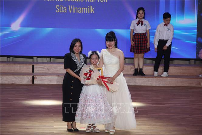 Ban tổ chức trao giải Nhất cho thí sinh Trần Phương Khả Di, Trường Tiểu học Phủ Hà 1, phường Phan Rang, tỉnh Khánh Hòa. Ảnh: Phan Sáu - TTXVN