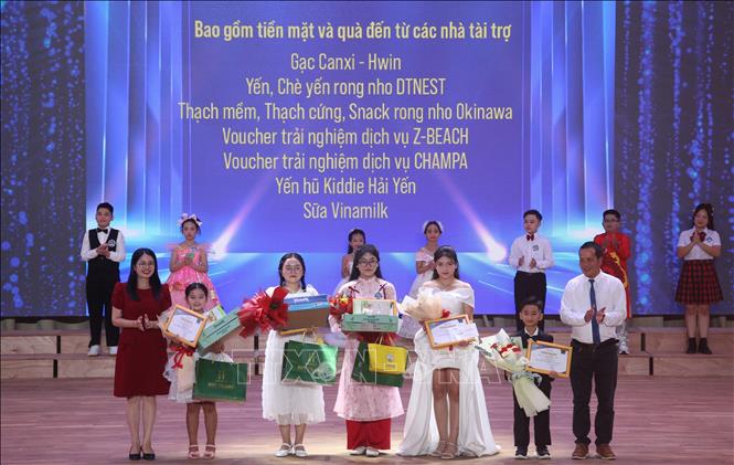 ban tổ chức trao 5 giải Khuyến khích cho các thí sinh.Ảnh: Phan Sáu - TTXVN