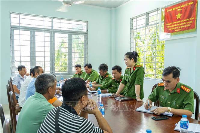 Phòng Cảnh sát điều tra tội phạm về tham nhũng kinh tế, buôn lậu, môi trường, Công an tỉnh Tây Ninh làm việc và trao Quyết định xử phạt cho đại diện Công ty Trách nhiệm hữu hạn KORNBEST Việt Nam. Ảnh: TTXVN phát