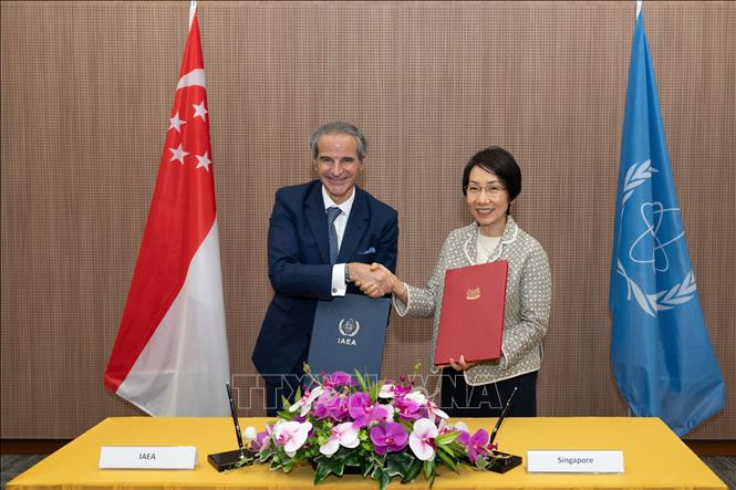 Bộ trưởng Bộ Phát triển Bền vững và Môi trường Singapore Grace Fu và Tổng Giám đốc IAEA Rafael Mariano Grossi ký MOU. Ảnh: TTXVN phát