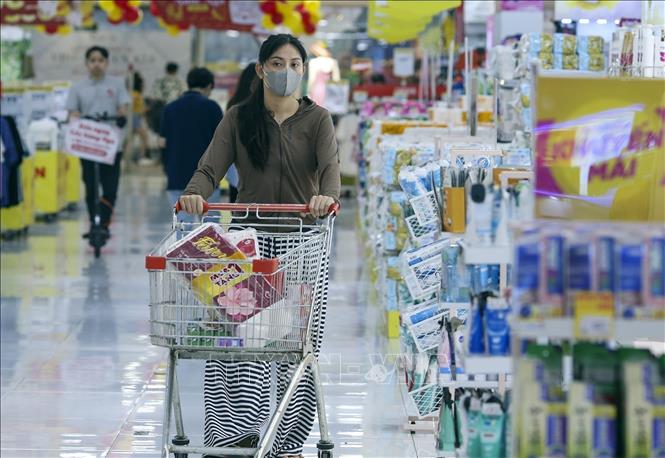  Người dân mua sắm tại siêu thị Winmart, Thành phố Hồ Chí Minh. Ảnh: Hương Giang - TTXVN