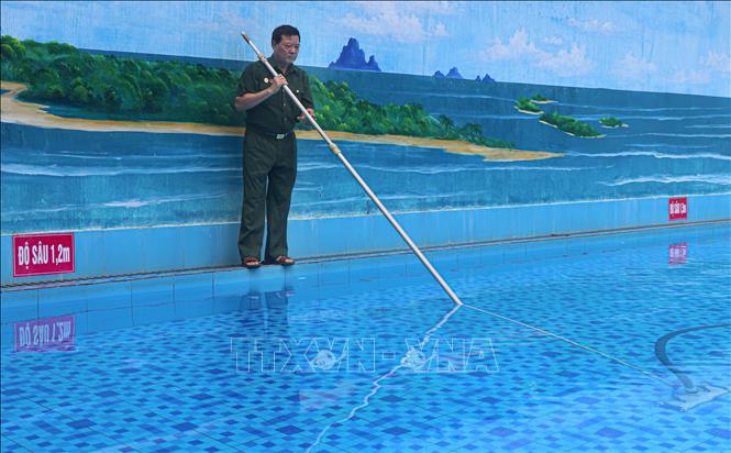 Thương binh, Phạm Quang Dương, phường Điện Biên Phủ (tỉnh Điện Biên) phát triển kinh tế với mô hình xây dựng bể bơi và cơ sở giáo dục mầm non tư thục mối năm cho thu nhập từ 900 triệu đến 1 tỷ đồng. Ảnh: Phan Quân - TTXVN