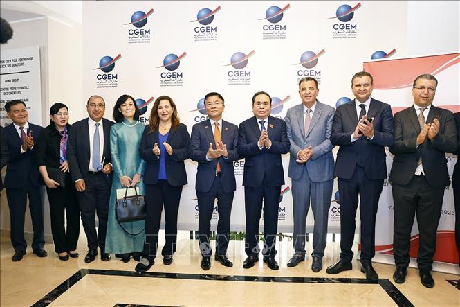 NA Chairman Tran Thanh Man and delegates attending the dialogue. VNA Photo: Doãn Tấn 