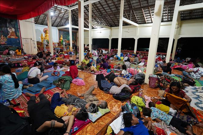 Người dân Campuchia sơ tán tránh xung đột tới một trại tạm ở tỉnh biên giới Oddar Meanchey, ngày 24/7/2025. Ảnh: THX/TTXVN
