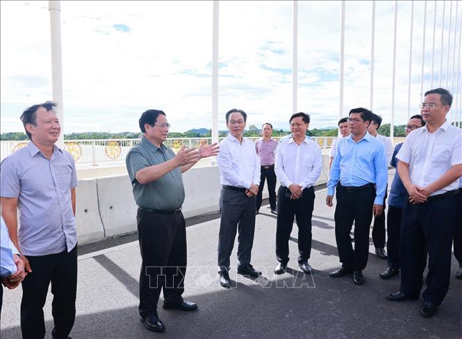 Thủ tướng Phạm Minh Chính thị sát cầu Nguyễn Hoàng bắc qua sông Hương. Ảnh: Dương Giang-TTXVN 

