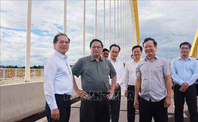 Thủ tướng Phạm Minh Chính thị sát cầu Nguyễn Hoàng bắc qua sông Hương. Ảnh: Dương Giang-TTXVN 
