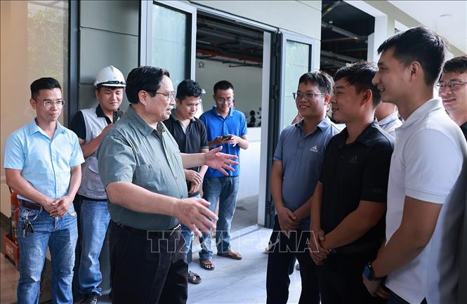 Thủ tướng Phạm Minh Chính nói chuyện với cư dân, người lao động tại khu nhà ở xã hội trong dự án khu đô thị Ecogarden. Ảnh: Dương Giang-TTXVN
