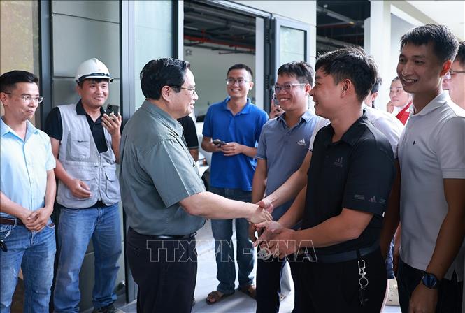 Thủ tướng Phạm Minh Chính nói chuyện với cư dân, người lao động tại khu nhà ở xã hội trong dự án khu đô thị Ecogarden. Ảnh: Dương Giang-TTXVN
