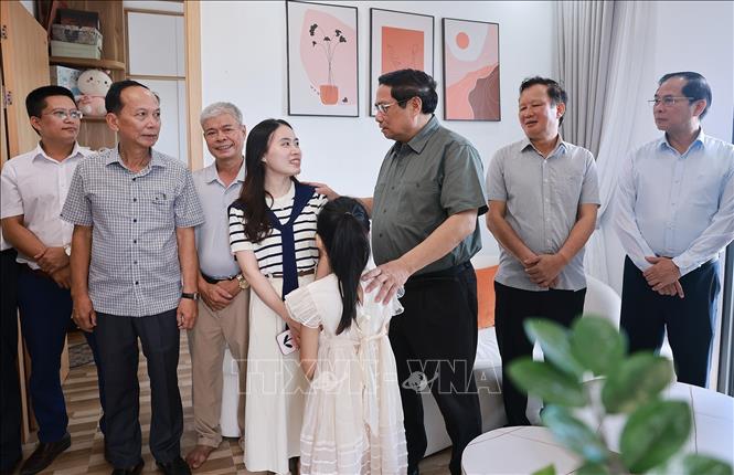 Thủ tướng Phạm Minh Chính thăm hộ gia đình đang thụ hưởng chính sách nhà ở xã hội tại thành phố Huế. Ảnh: Dương Giang-TTXVN 
