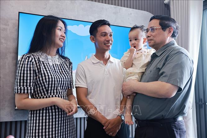 Thủ tướng Phạm Minh Chính thăm hộ gia đình đang thụ hưởng chính sách nhà ở xã hội tại thành phố Huế. Ảnh: Dương Giang-TTXVN 
