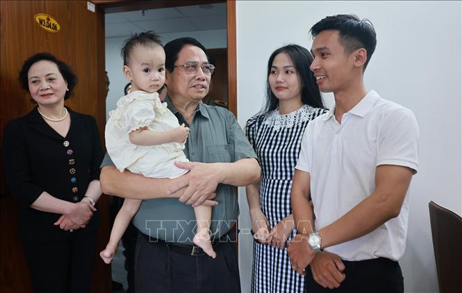 Thủ tướng Phạm Minh Chính thăm hộ gia đình đang thụ hưởng chính sách nhà ở xã hội tại thành phố Huế. Ảnh: Dương Giang-TTXVN 
